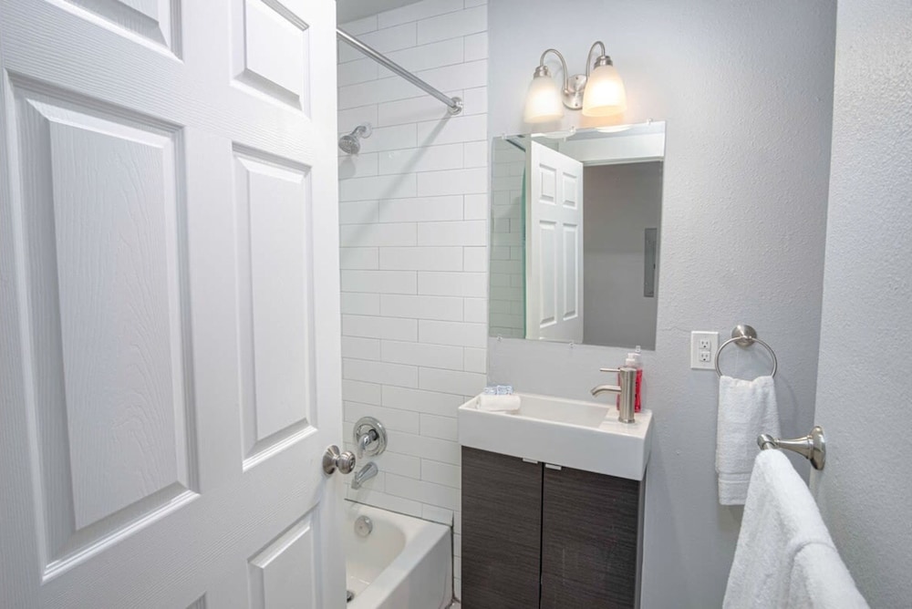 Impressive Cozy Historic 3BR Apt Near Downtown view 3