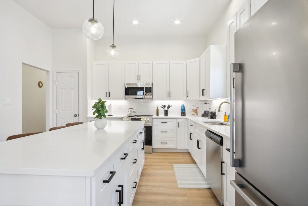 Sleek 4BR 3BA Urban Living w Downtown Views