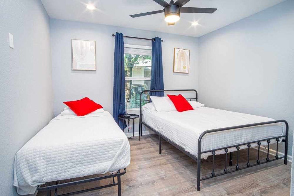 Comfortable 4BR 2 5BA Family Home Near Riverwalk