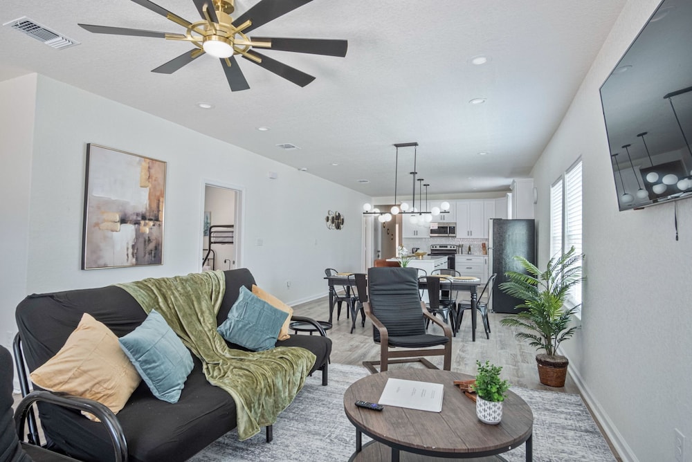 Generous 5BR 3BA Haven Close to Alamo Riverwalk