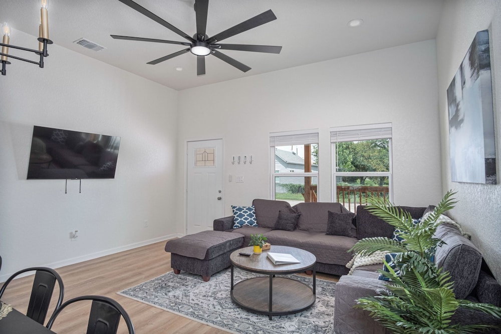 Generous 4BR 3BA Charmer Near Glorius Downtown