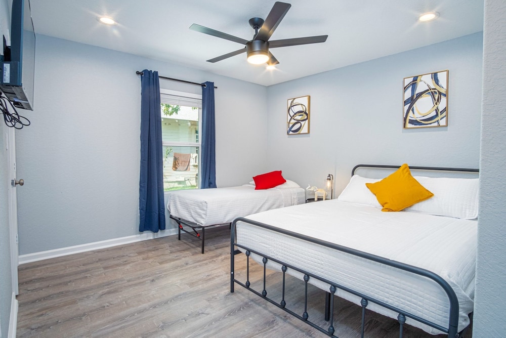 Comfortable 4BR 2 5BA Family Home Near Riverwalk