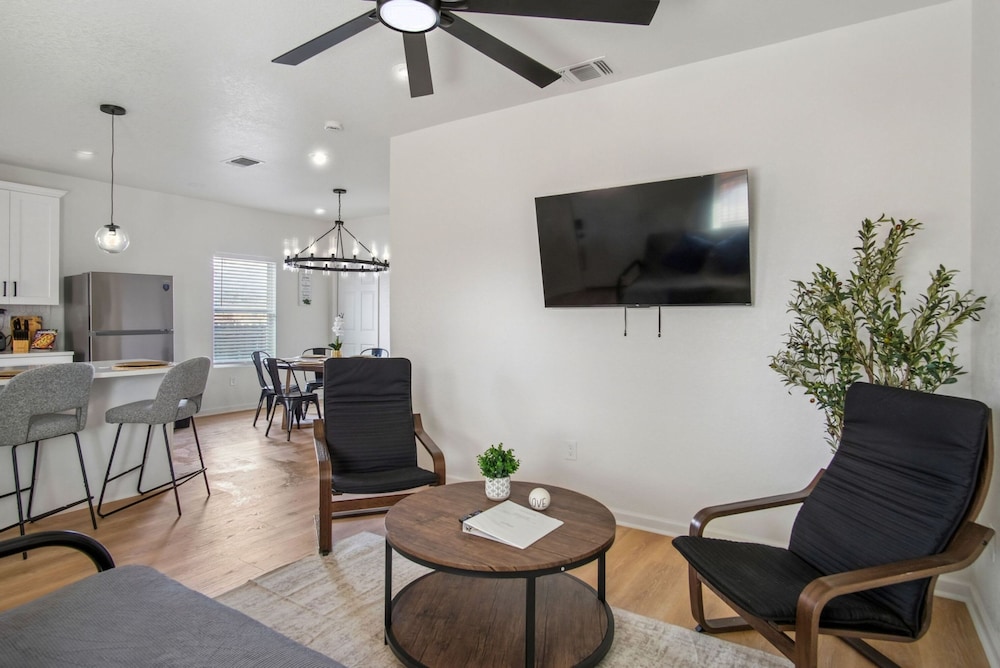Your Inner-city Sanctuary 3BR 2BA Near Riverwalk