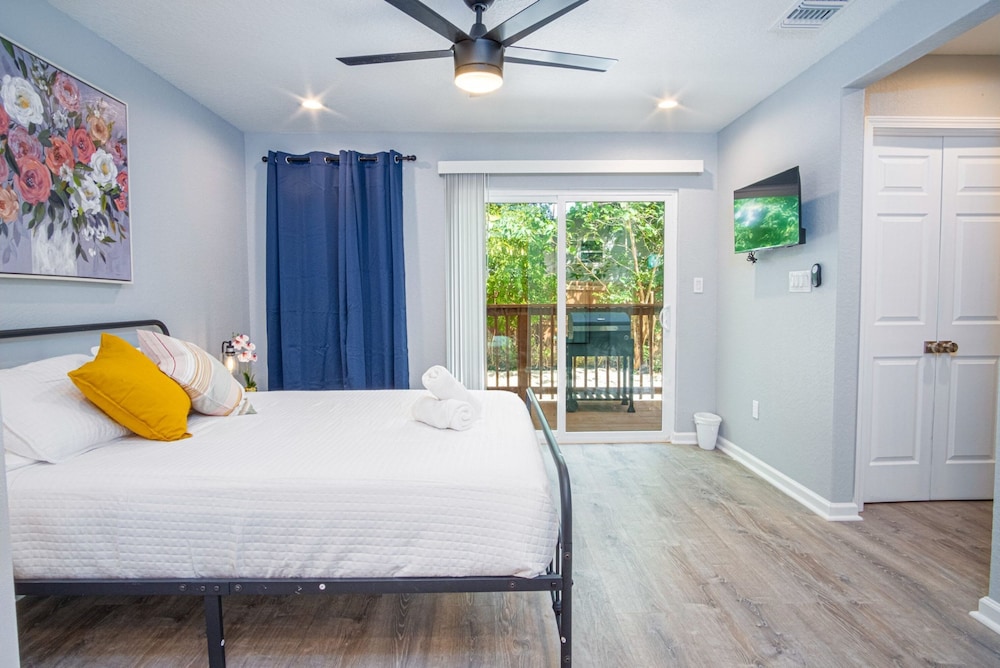 Comfortable 4BR 2 5BA Family Home Near Riverwalk