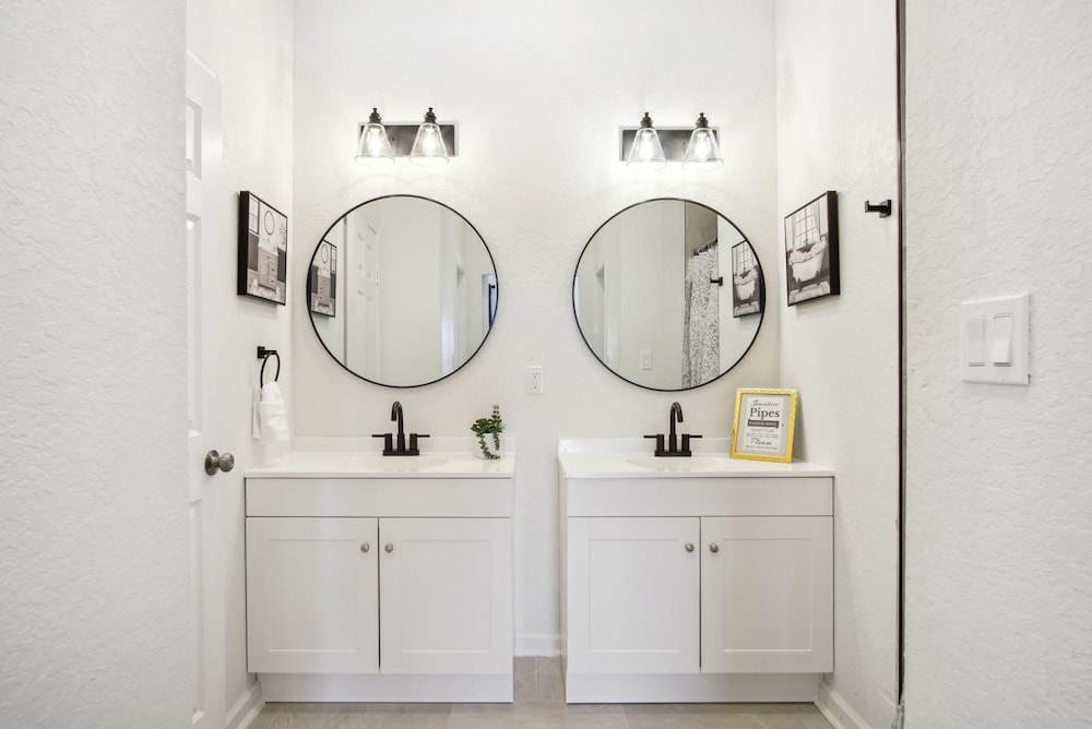 Sleek 4BR 3BA Urban Living w Downtown Views