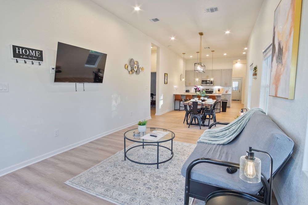 Stylish 3BR 2BA Urban Retreat Near Lively Downtown