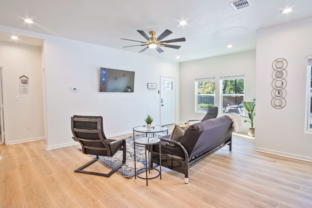 Urban Delight 4BR 3BA Near City Center