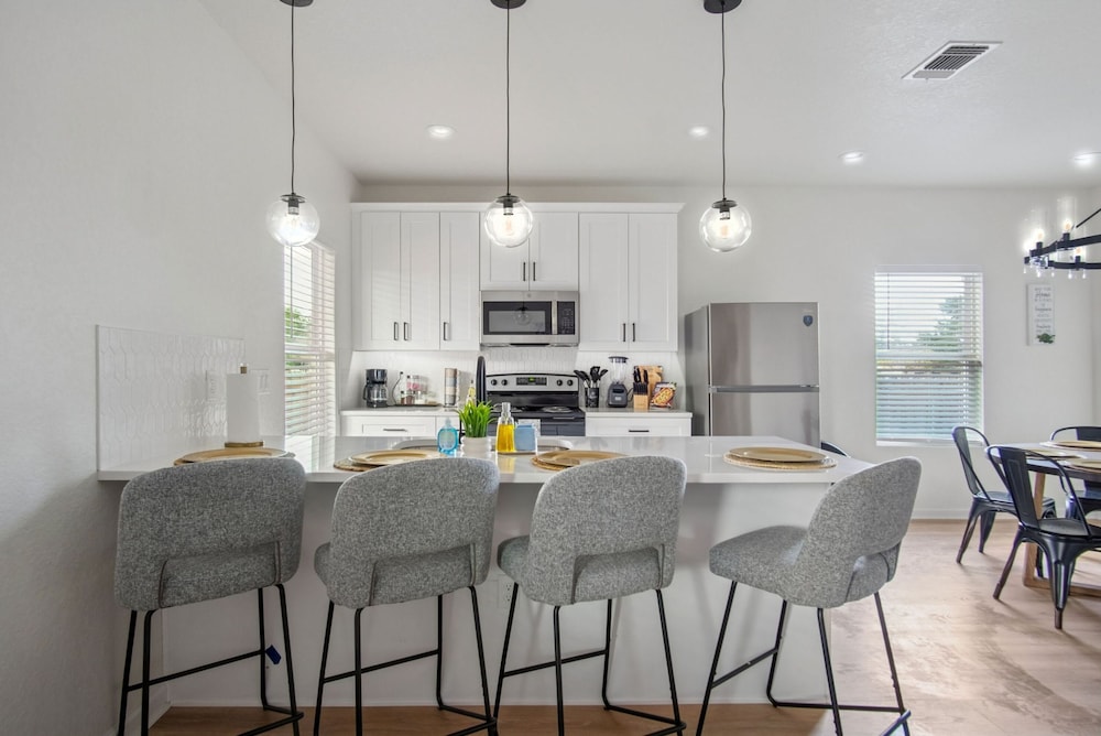 Your Inner-city Sanctuary 3BR 2BA Near Riverwalk