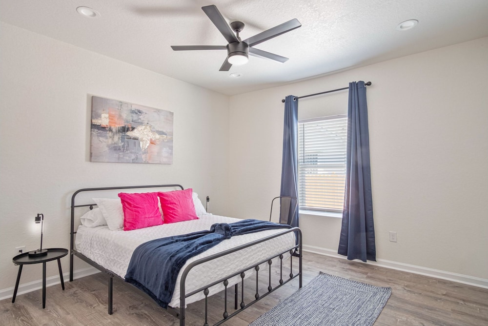 Generous 5BR 3BA Haven Close to Alamo Riverwalk
