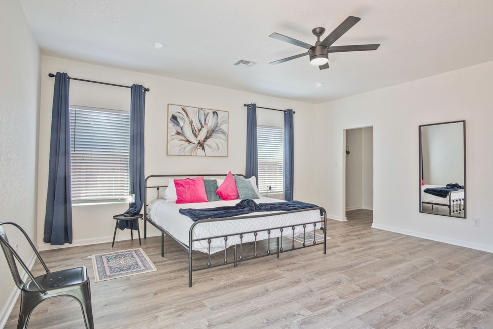 Generous 5BR 3BA Haven Close to Alamo Riverwalk