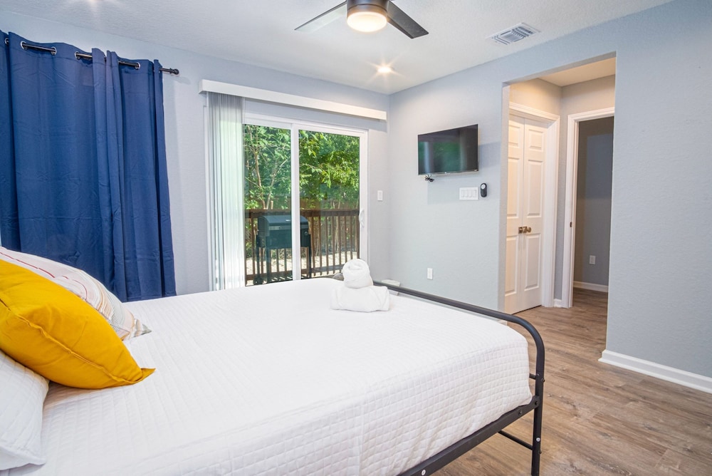 Comfortable 4BR 2 5BA Family Home Near Riverwalk