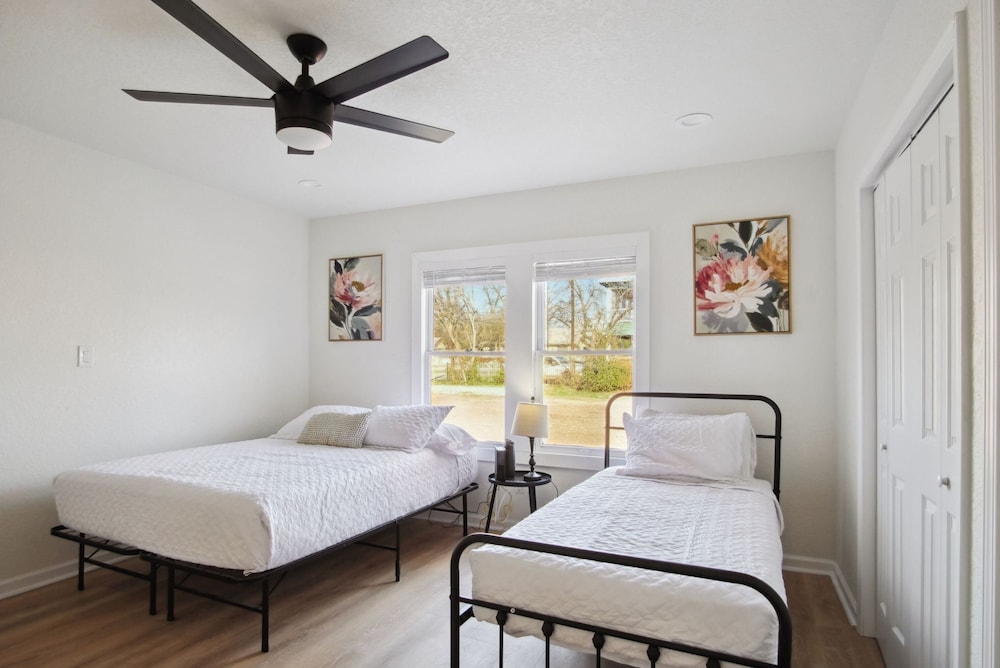 Stylish Spacious Comfort 4BR 3BA Downtown Gem