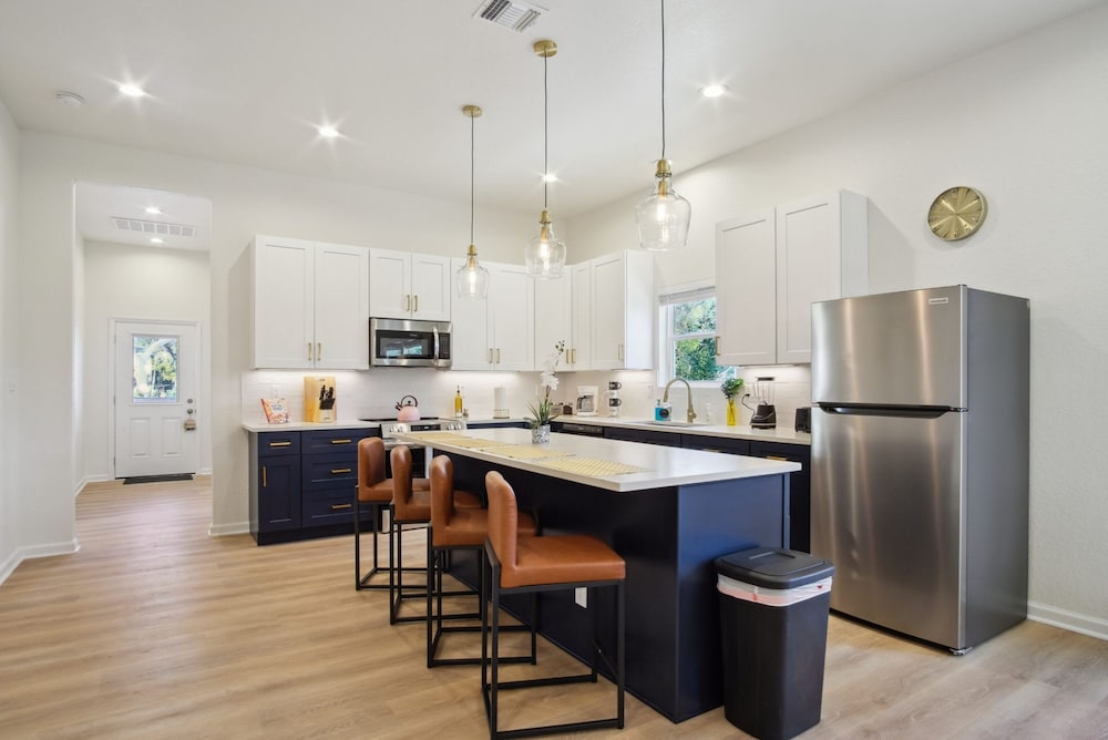 Blissful 5BR 3BA Haven Near Riverwalk Downtown