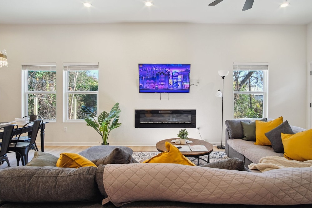 Blissful 5BR 3BA Haven Near Riverwalk Downtown