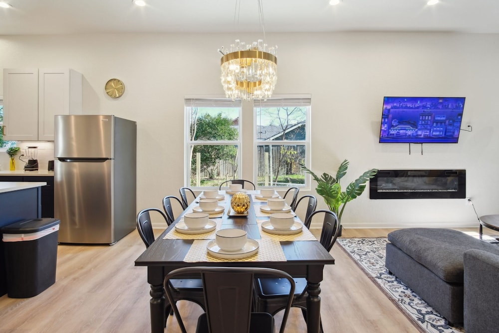 Blissful 5BR 3BA Haven Near Riverwalk Downtown