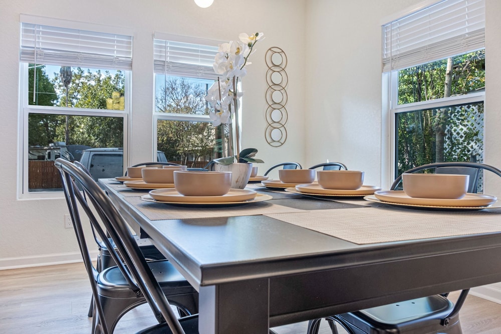Urban Delight 4BR 3BA Near City Center