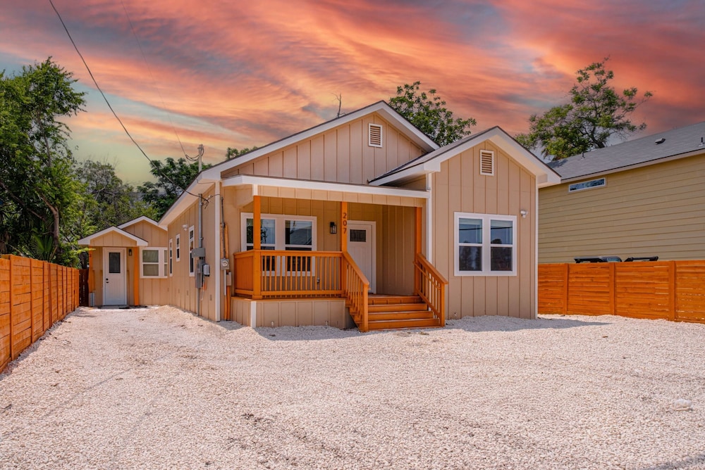 Generous 4BR 3BA Charmer Near Glorius Downtown