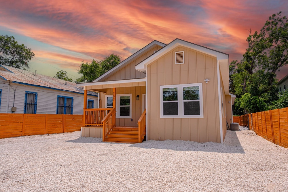 Generous 4BR 3BA Charmer Near Glorius Downtown