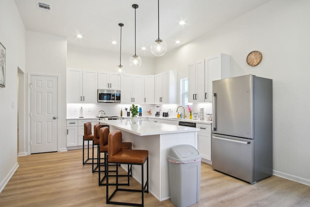 Sleek 4BR 3BA Urban Living w Downtown Views