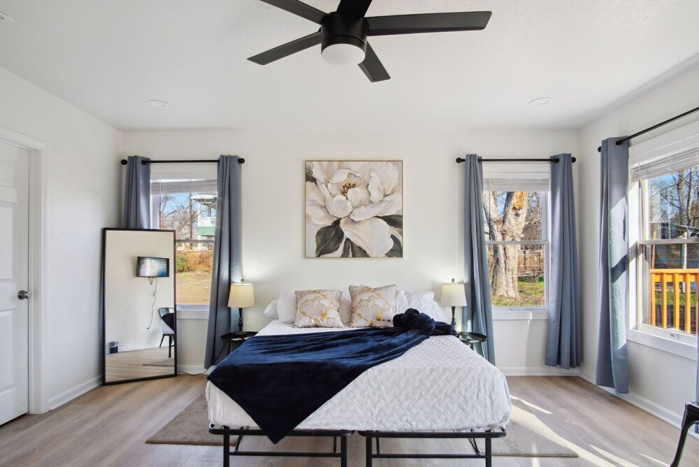 Stylish Spacious Comfort 4BR 3BA Downtown Gem