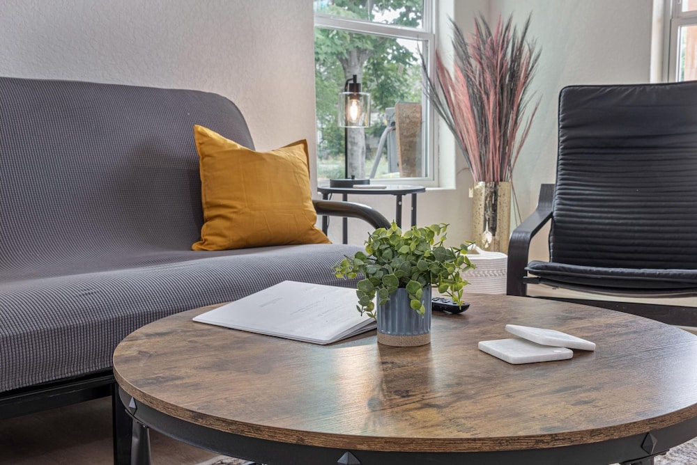 Vibrant 4BR 3BA Oasis Near Happy Downtown