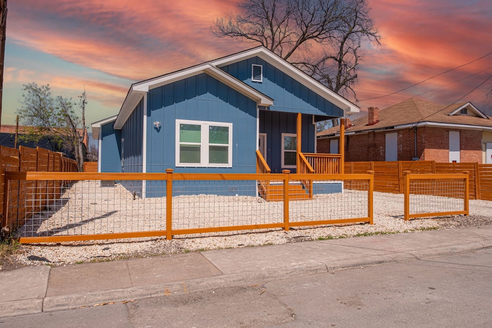 Sleek 4BR 3BA Urban Living w Downtown Views