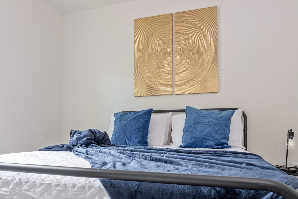 Historic Comfort 2BR 1BA Guesthouse Near Riverwalk
