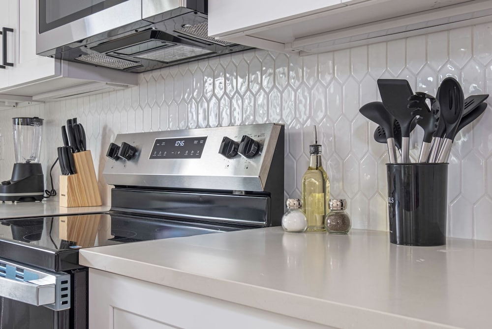 Generous 4BR 3BA Charmer Near Glorius Downtown