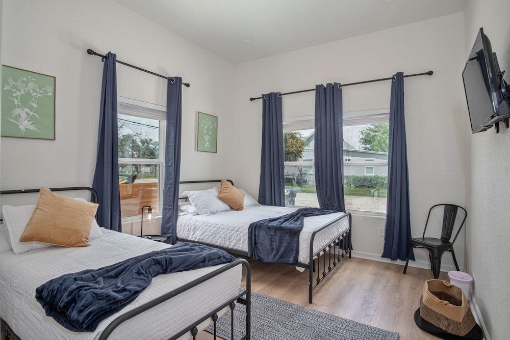 Generous 4BR 3BA Charmer Near Glorius Downtown
