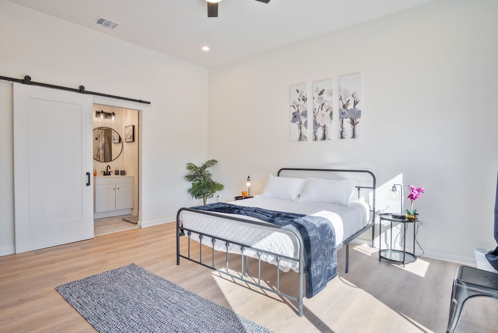 Stylish 3BR 2BA Urban Retreat Near Lively Downtown