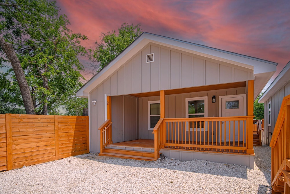 Your Amazing 3BR 2BA Downtown Delight