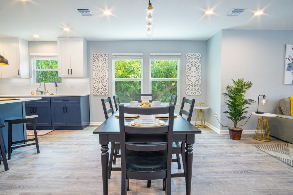 Comfortable 4BR 2 5BA Family Home Near Riverwalk