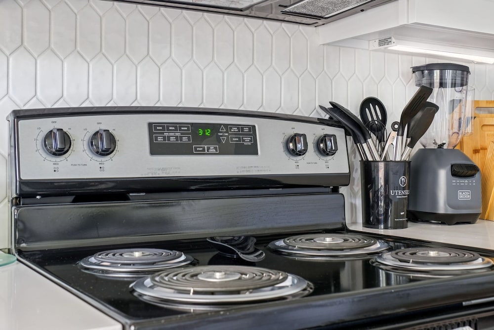 Your Inner-city Sanctuary 3BR 2BA Near Riverwalk