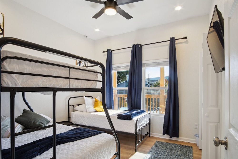 Blissful 5BR 3BA Haven Near Riverwalk Downtown