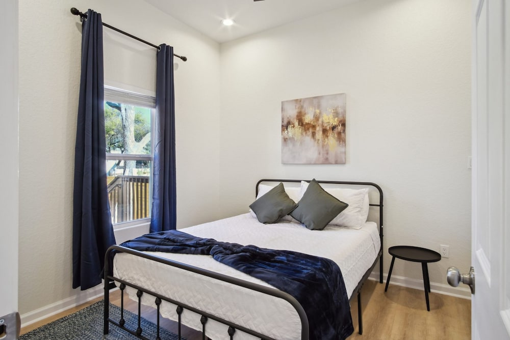 Blissful 5BR 3BA Haven Near Riverwalk Downtown