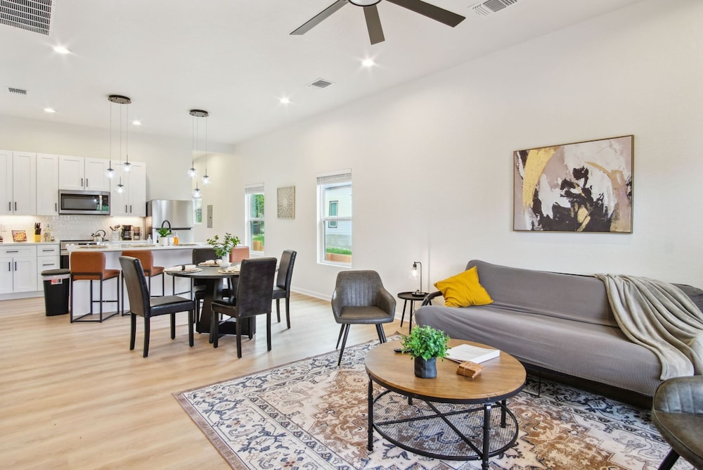 3br-2ba Cityscape Haven With Panoramic Tower View