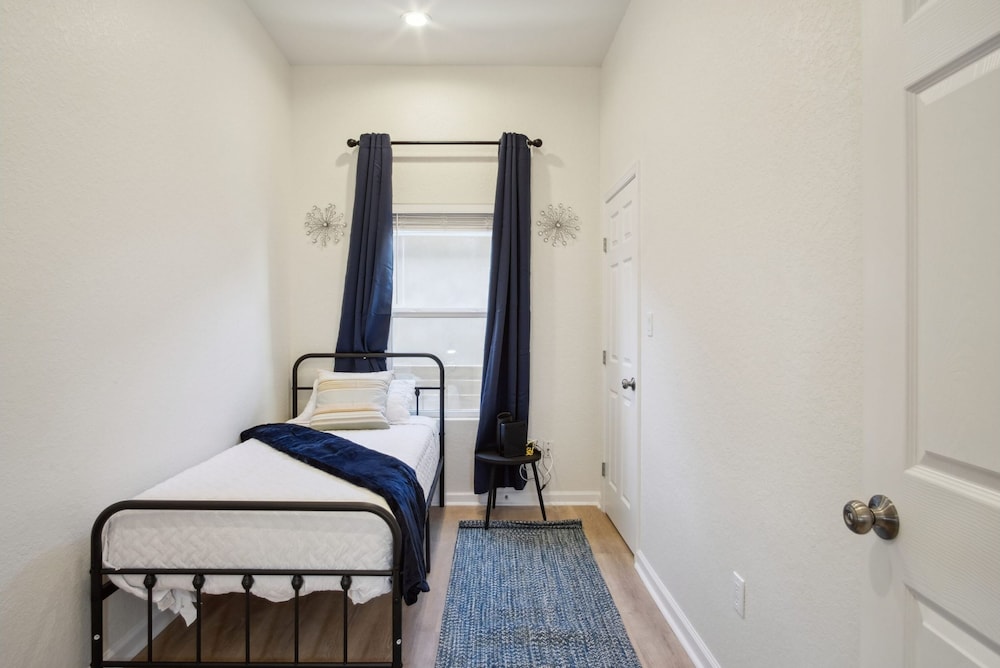 Blissful 5BR 3BA Haven Near Riverwalk Downtown