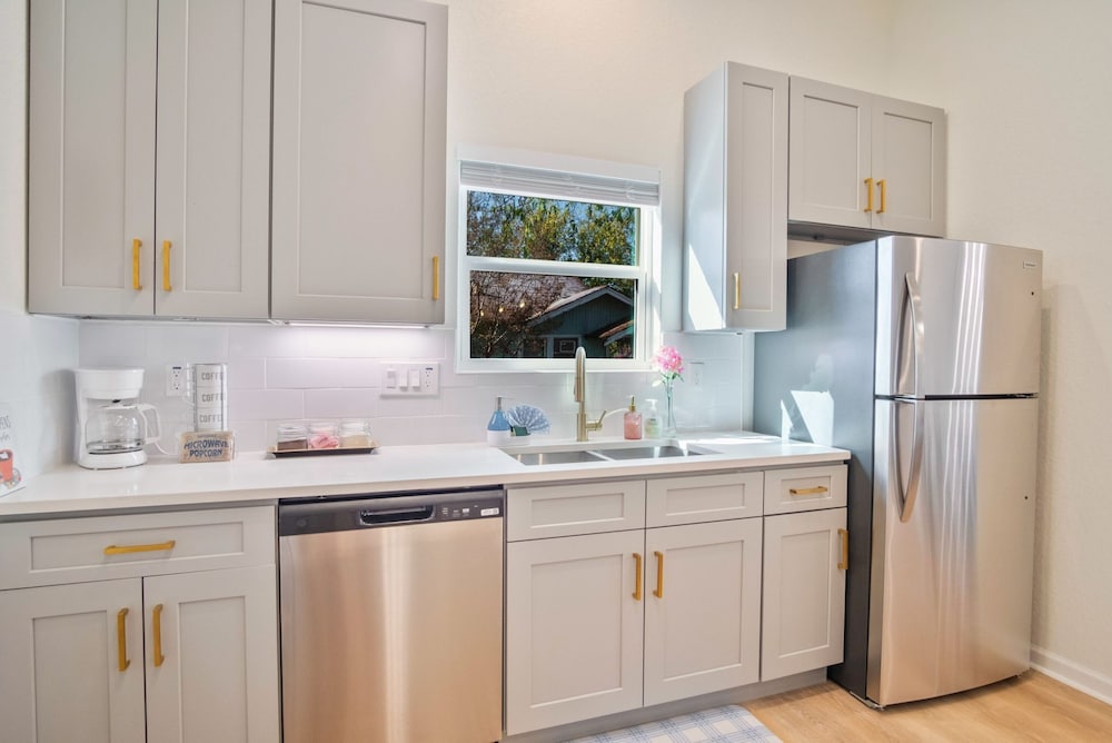 Stylish 3BR 2BA Urban Retreat Near Lively Downtown