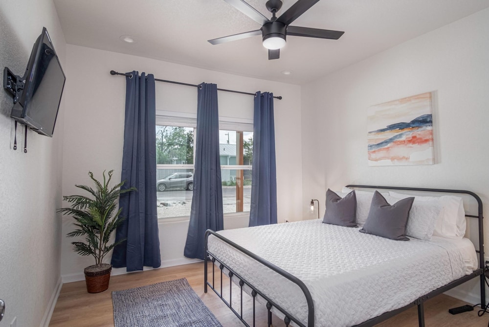 Vibrant 4BR 3BA Oasis Near Happy Downtown