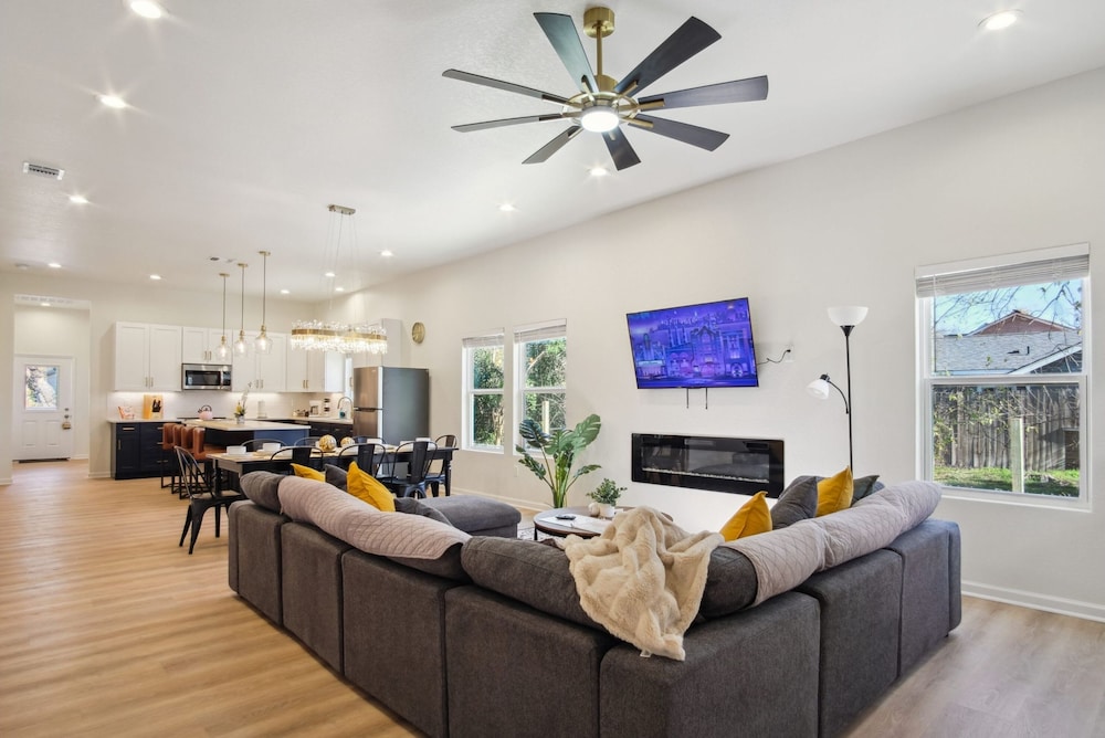 Blissful 5BR 3BA Haven Near Riverwalk Downtown