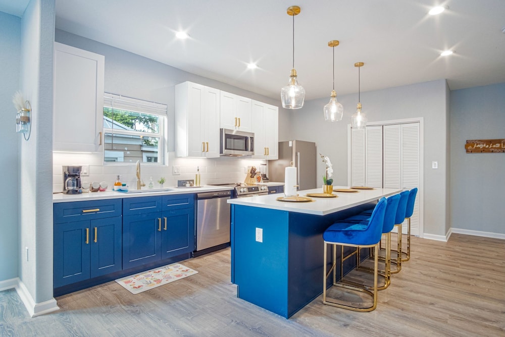 Lovely Charming 4BR 2 5BA Near Downtown s Prime