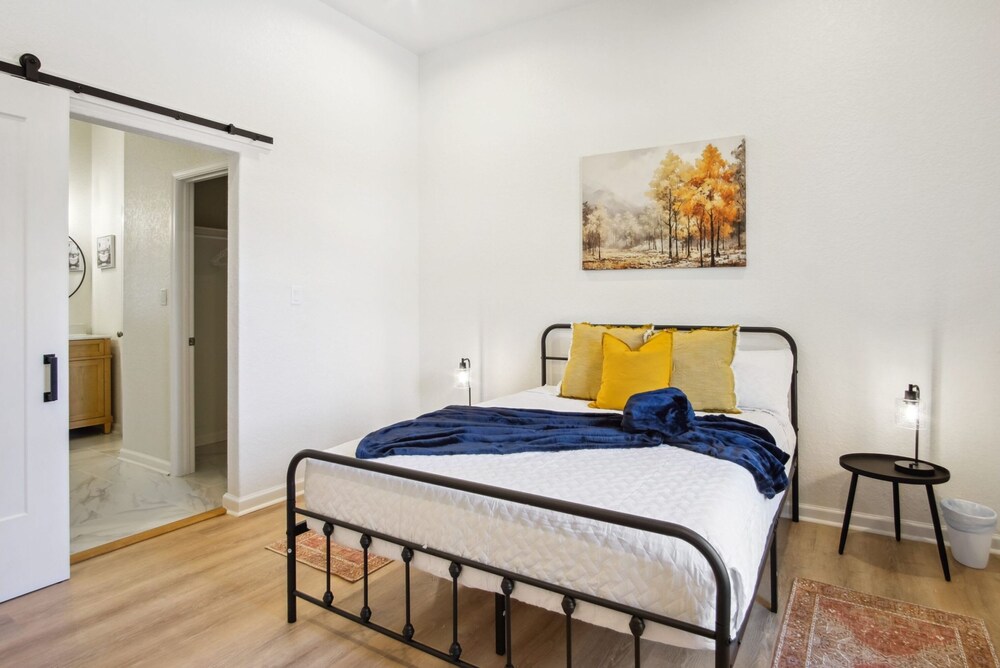 Sleek 4BR 3BA Urban Living w Downtown Views