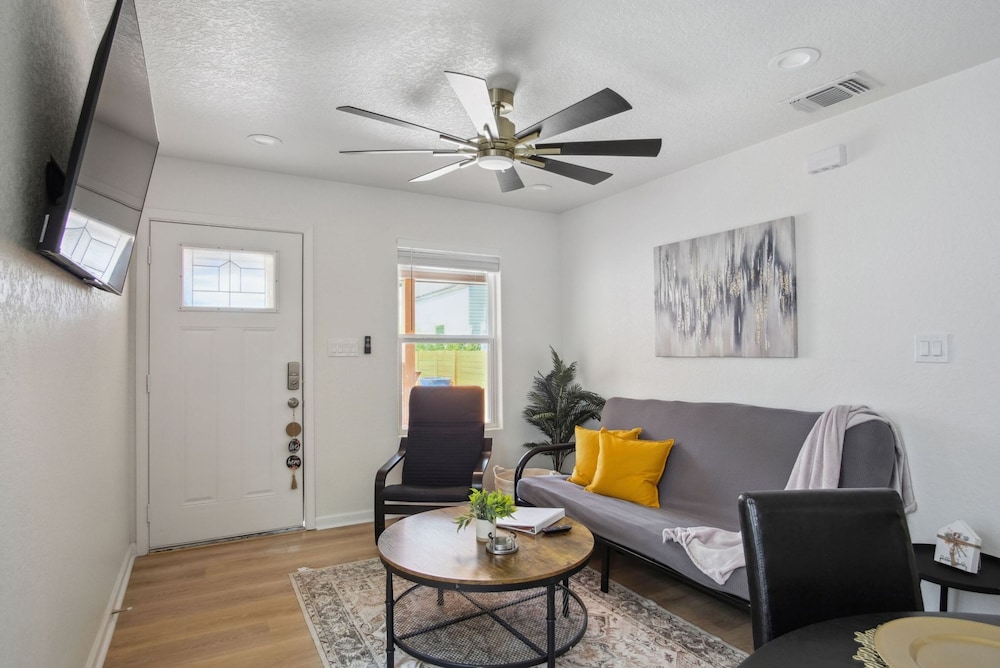 Your Amazing 3BR 2BA Downtown Delight