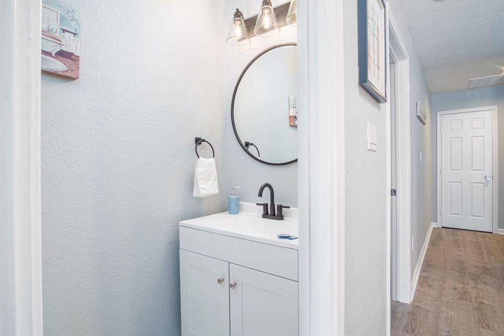 Comfortable 4BR 2 5BA Family Home Near Riverwalk
