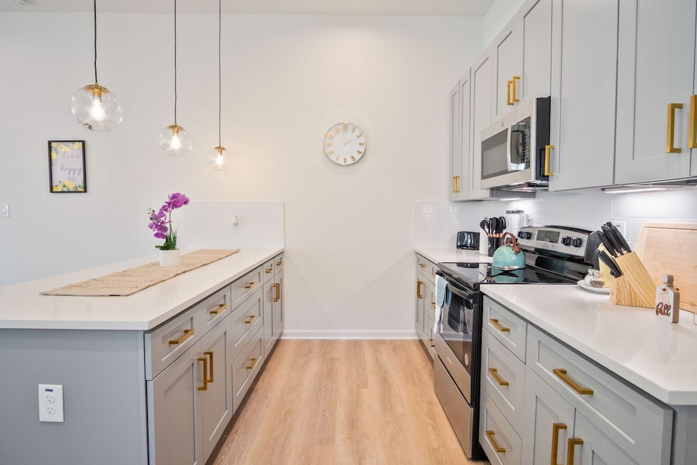 Stylish 3BR 2BA Urban Retreat Near Lively Downtown
