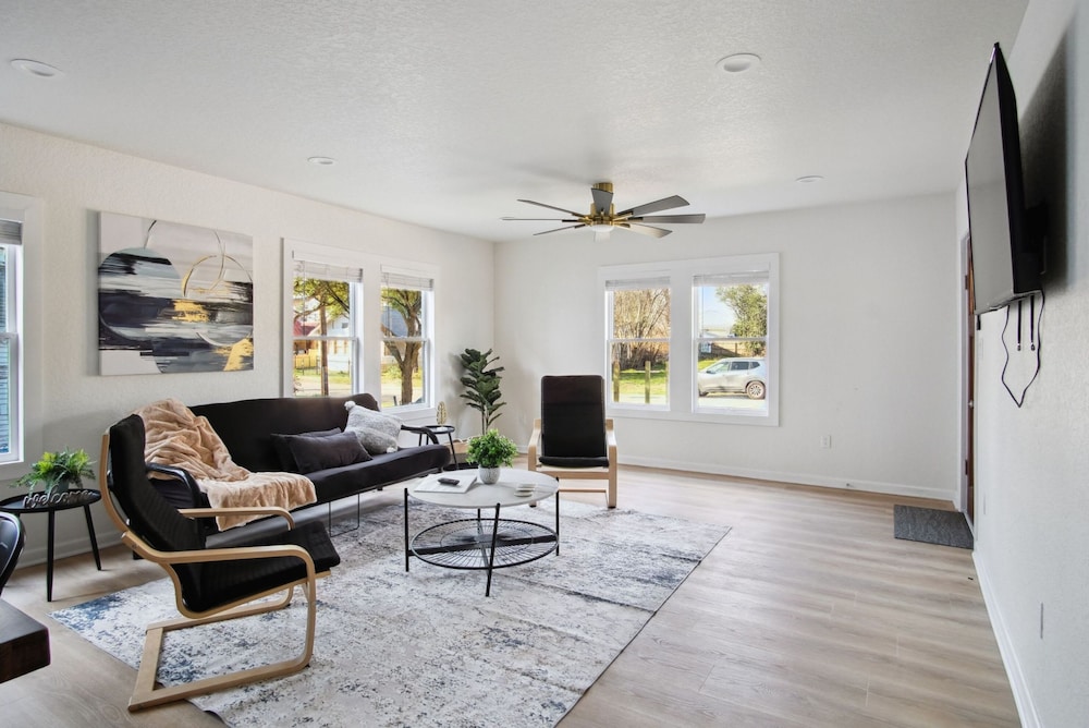 Stylish Spacious Comfort 4BR 3BA Downtown Gem