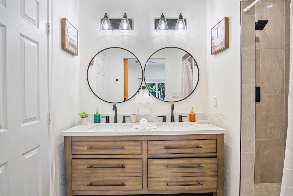 Urban Delight 4BR 3BA Near City Center