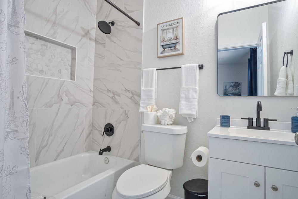 Generous 5BR 3BA Haven Close to Alamo Riverwalk