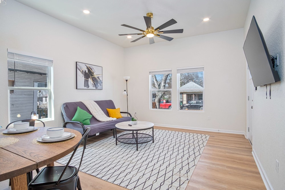 Feel Chill and Enjoy 4BR 3BA Near Fun Riverwalk