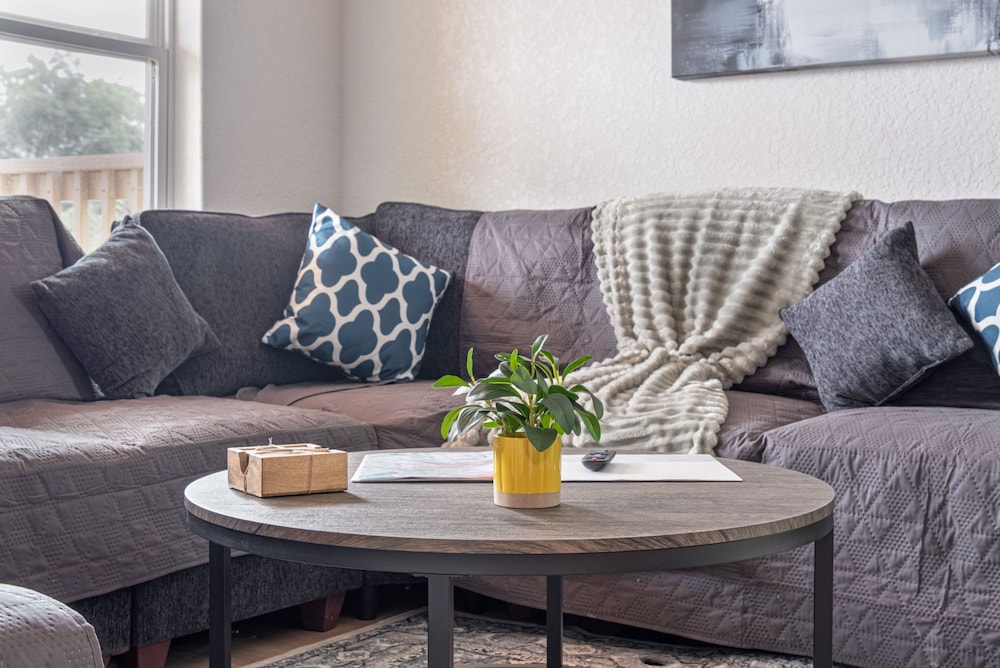Generous 4BR 3BA Charmer Near Glorius Downtown
